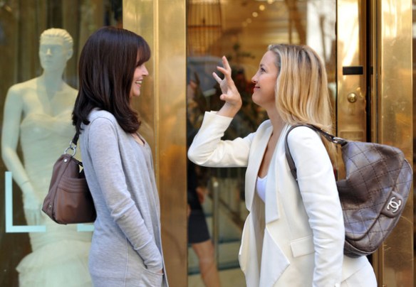 Rachel (Ginnifer Goodwin) and Darcy (Kate Hudson) out together.