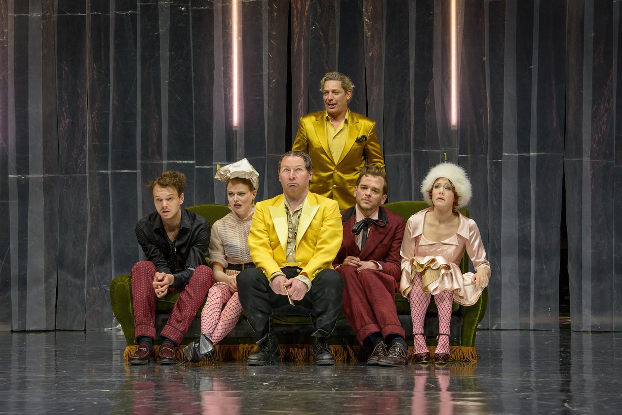 The cast of Liebesgeschichten und Heiratssachen during the play.
