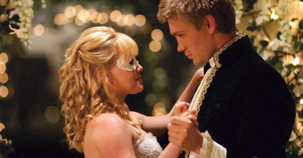 Sam (Hilary Duff) and Austin (Chad Michael Murray) dancing with each other. 