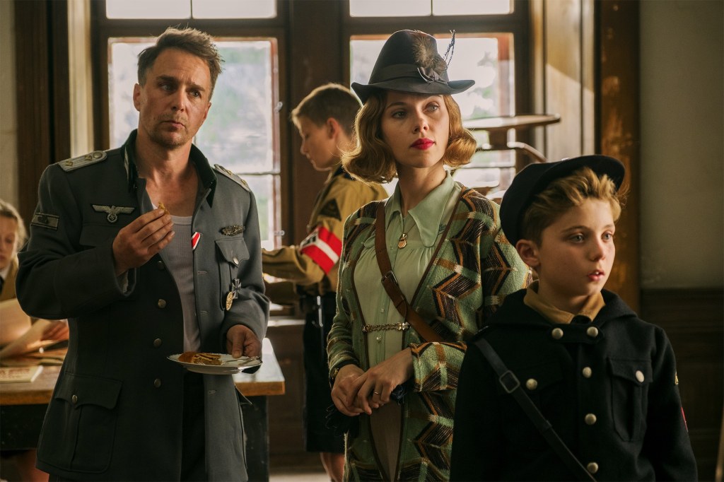 Captain Klenzendorf (Sam Rockwell), Rosie (Scarlett Johansson) and Jojo (Roman Griffin Davis).