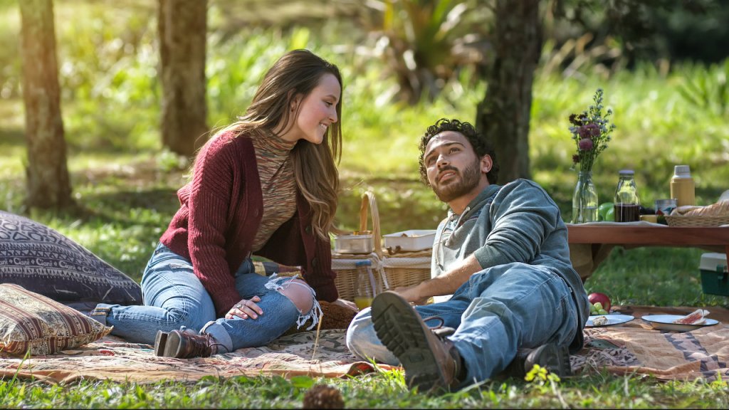 Ana (Larissa Manoela) and João (André Luiz Frambach) having a nice picknick.