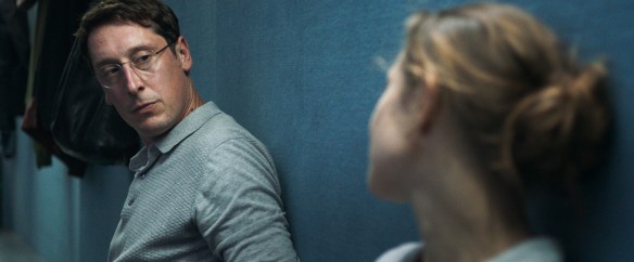 Janne (Aenne Schwarz) talking to Martin (Hans Löw).