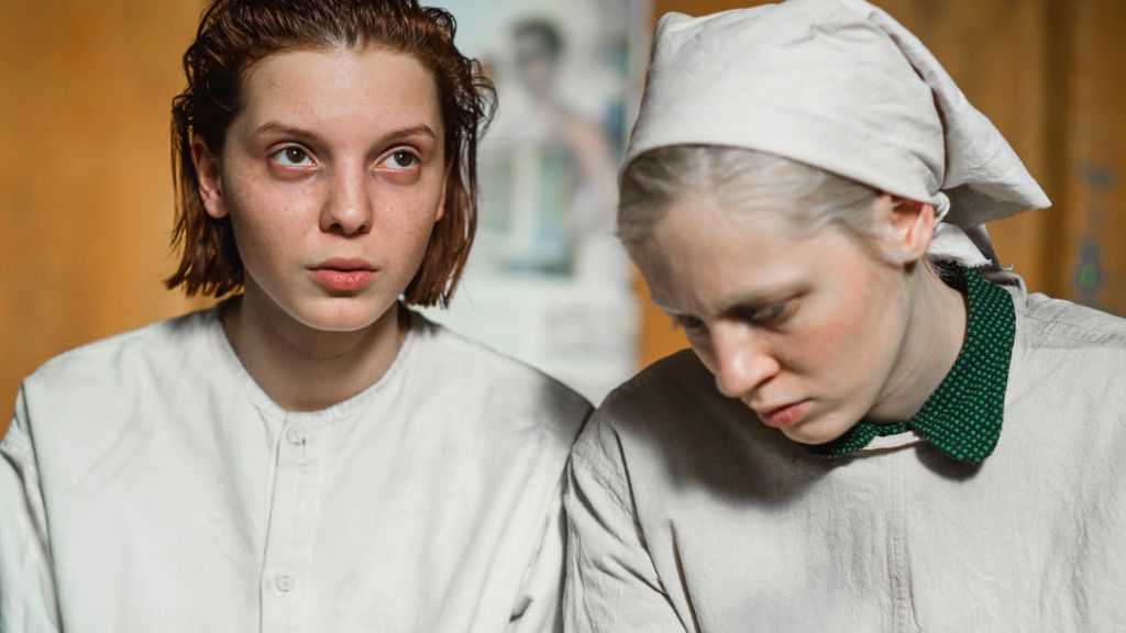 Masha (Vasilisa Perelygina) and Iya (Viktoria Miroshnichenko)