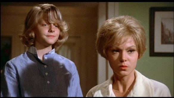 Annabel (Jodie Foster) and her mother Mrs Andrews (Barbara Harris).