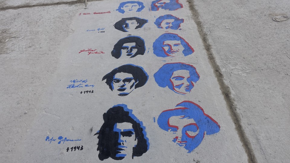 Streetart showing the faces of famous women who resisted. 