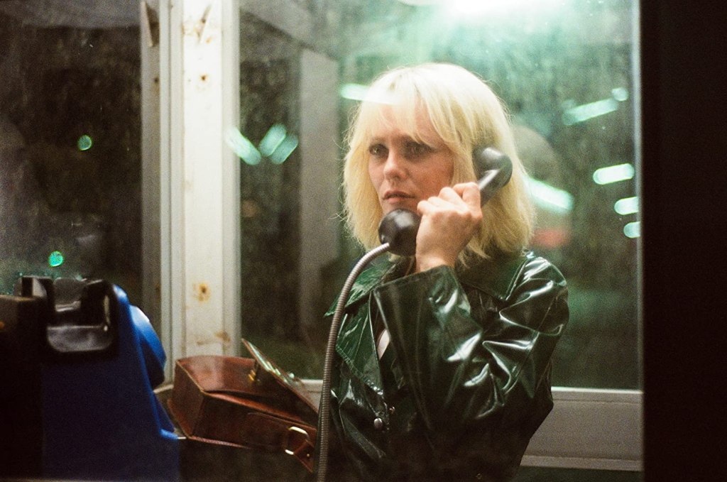 Anne (Vanessa Paradis) in a phone booth.