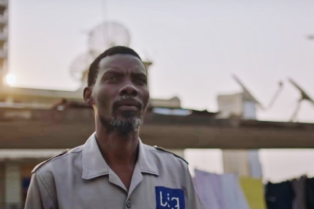 Matacedo (José Kiteculo) looking worried.