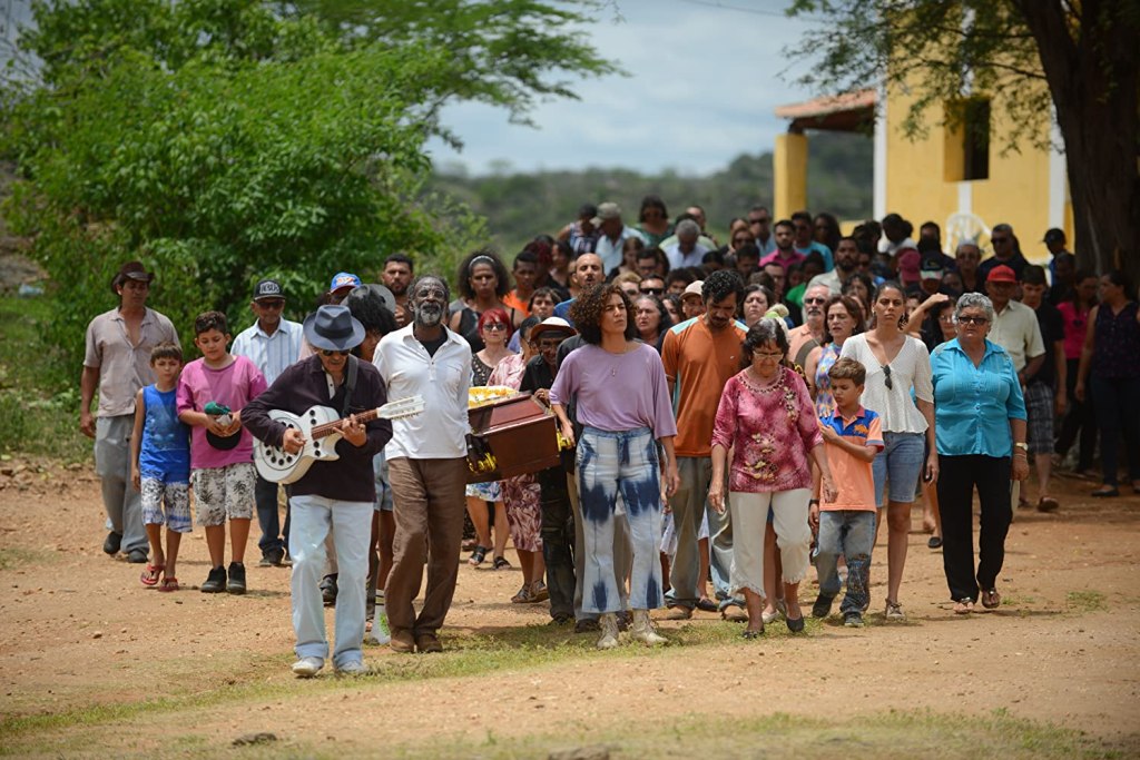 Teresa (Bárbara Colen) leading a funeral procession. 