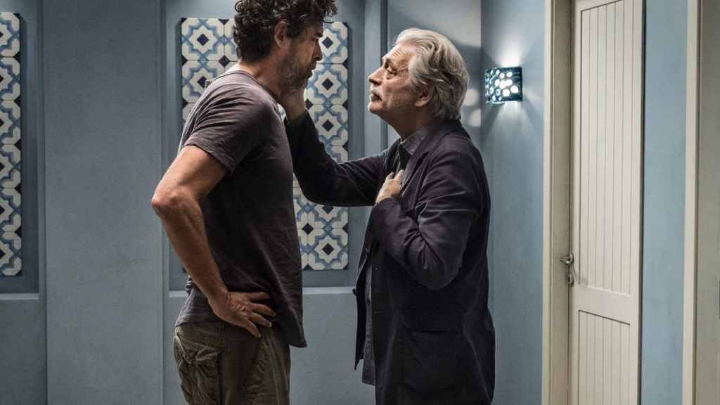 Tony (Fabrizio Bentivoglio) trying to calm Carlo (Alessandro Gassmann).