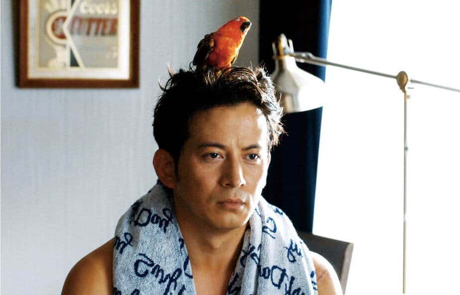 The Fable (Jun'ichi Okada) with his parrot on his head.