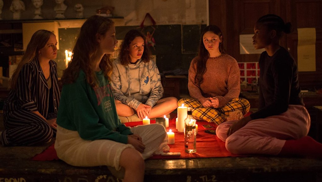 Mélissa (Wislanda Louimat) telling Fanny (Louise Labeque) her story.