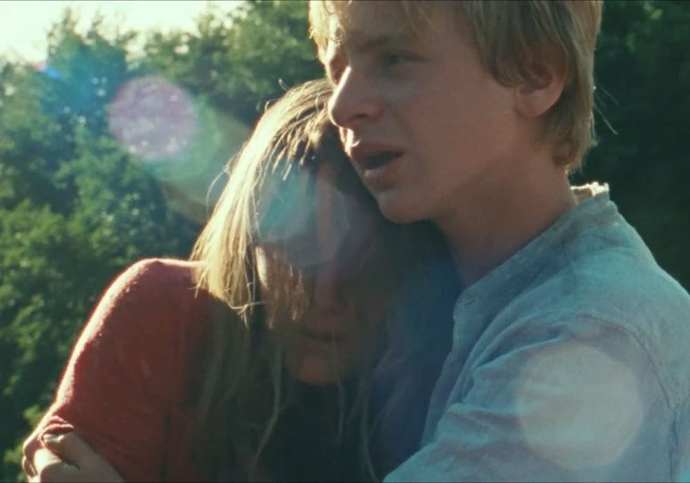 Paul (Thomas Gioria) holds Gloria (Fantine Harduin) tight.