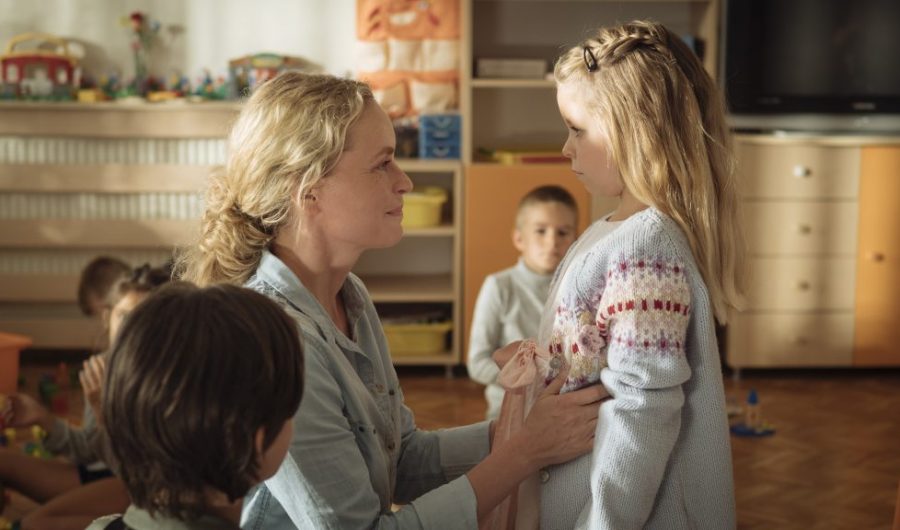 Wiebke (Nina Hoss) meets Raya (Katerina Lipovska) for the first time.