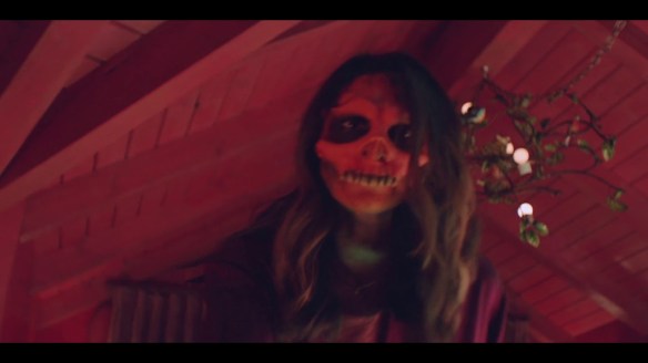 Ali (Melanie Minichino) with her face looking like a skull. 