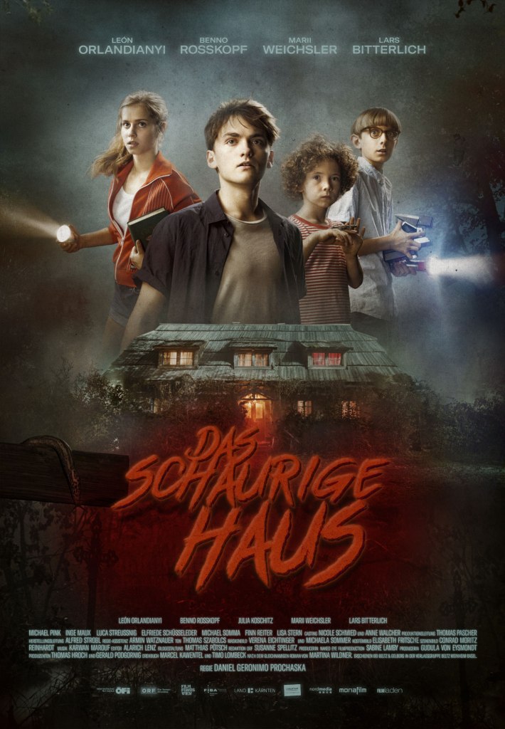 The film poster showing the four kids Ida (Marii Weichsler), Hendrik ( Leon Orlandianyi), Eddie (Benno Rosskopf) and Fritz (Lars Bitterlich) with flashlamps. Below them is an old house, everything is shrouded in fog. 