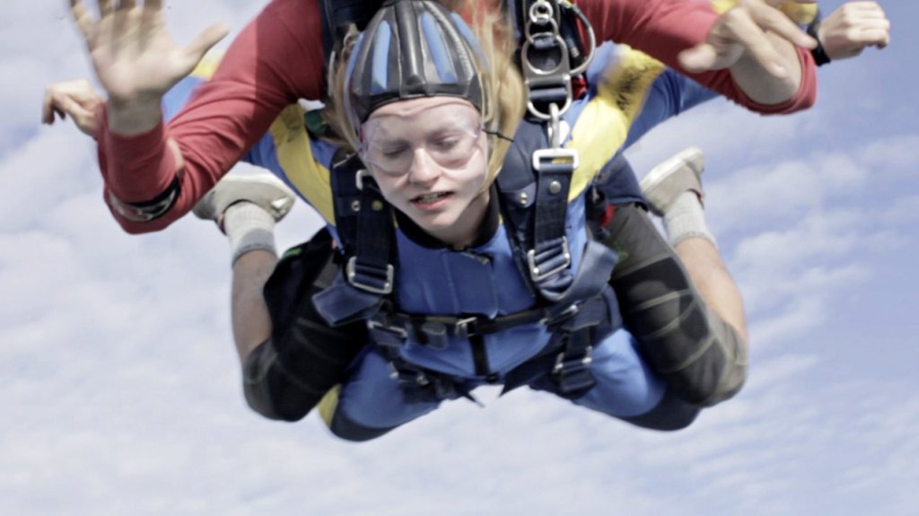 Anne (Deragh Campbell) doing a parachute tandem jump 