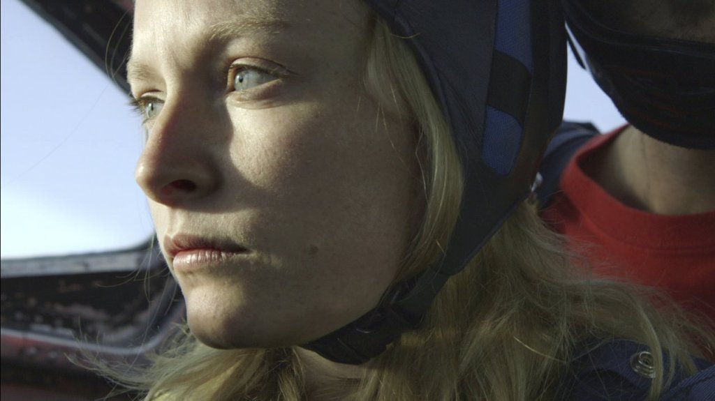 Anne (Deragh Campbell) gettig ready to parachute.