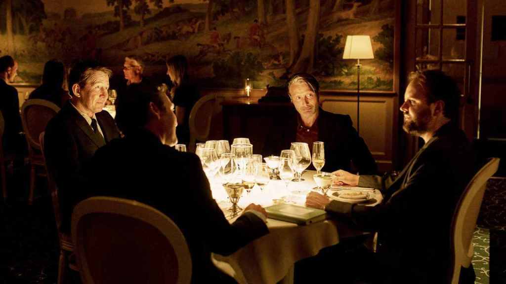 Martin (Mads Mikkelsen) at dinner with his friends Tommy (Thomas Bo Larsen), Nikolaj (Magnus Millang) and Peter (Lars Ranthe).