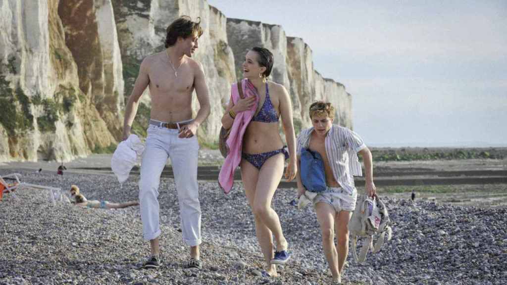 David (Benjamin Voisin), Kate (Philippine Velge) and Alexis (Félix Lefebvre) on the beach together.
