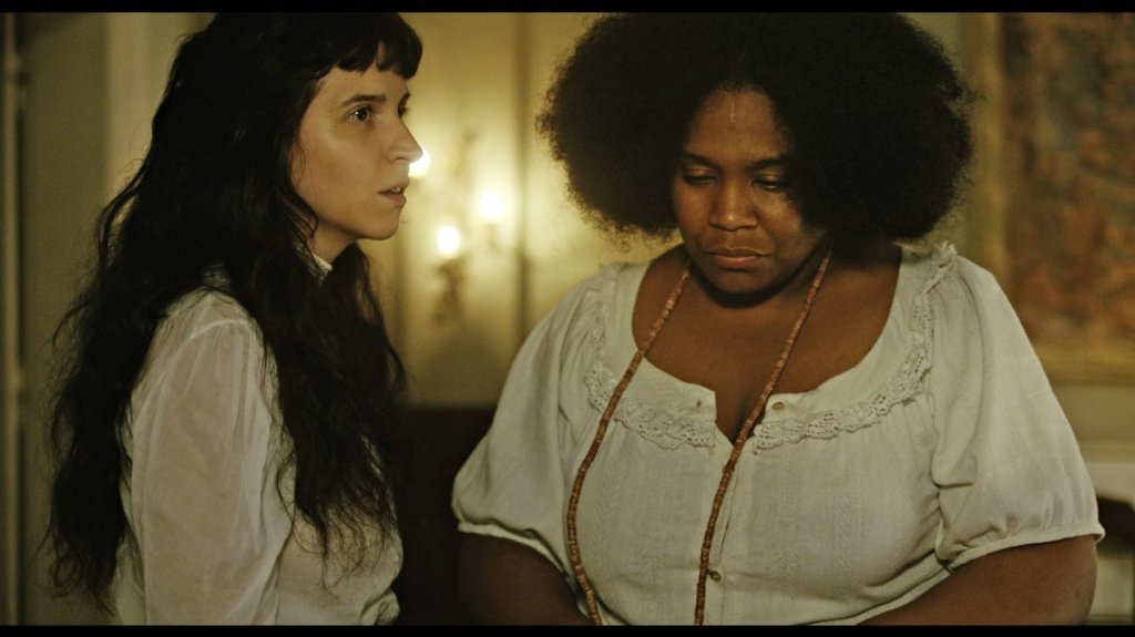 Ana (Carolina Bianchi) talking to Iná (Mawusi Tulani).