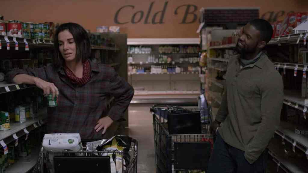 Malorie (Sandra Bullock) and Tom (Trevante Rhodes) in the supermarket.