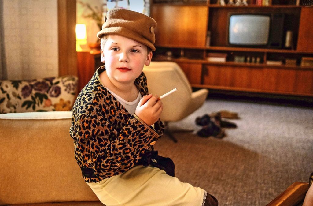 Hape (Julius Weckauf) dressed like an older woman, holding a cigarette.