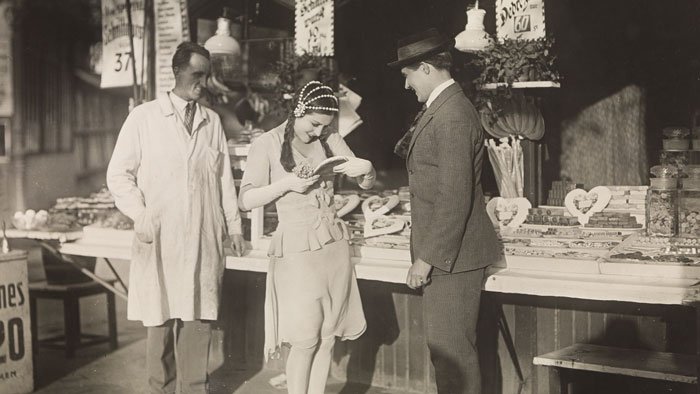 Veronika (Käthe von Nagy) receiving a gift.