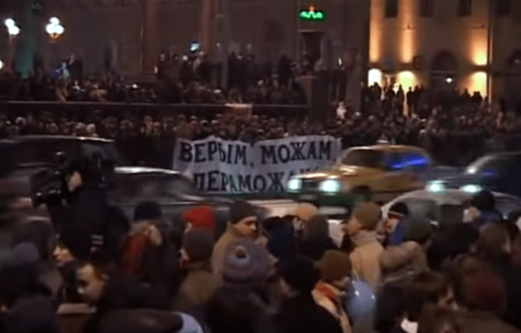 A huge group of protesters on Kalinovski Square.