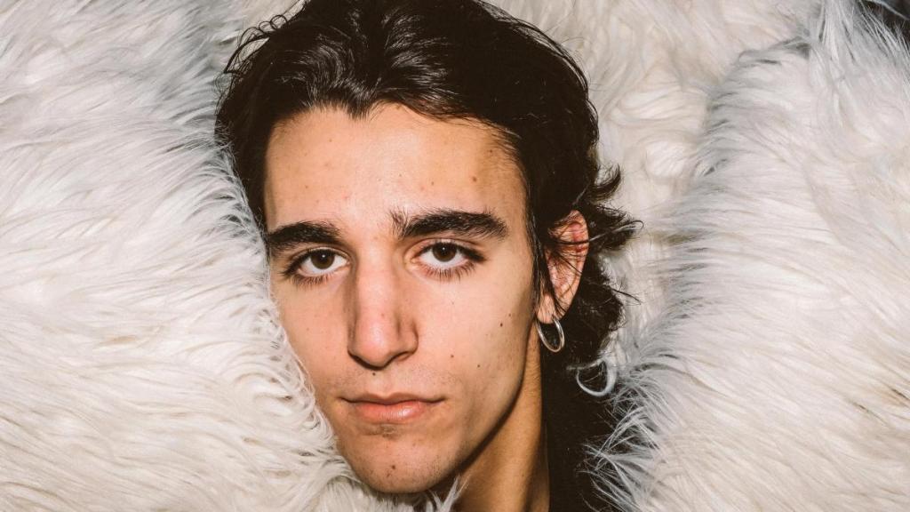 The head of singer Tamino, wrapped in a fur blanket.