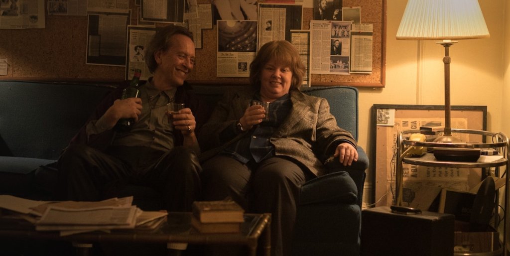 Jack Hock (Richard E. Grant) and Lee Israel (Melissa McCarthy) having a drink together.