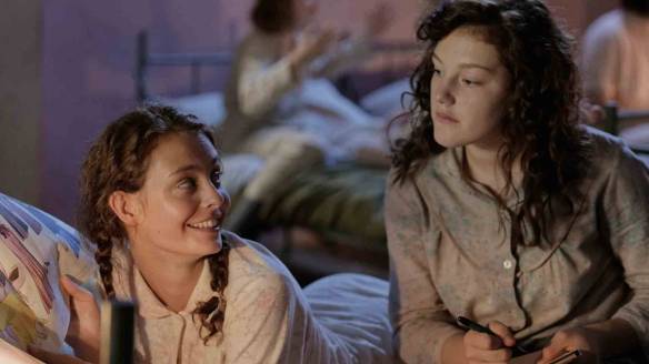 Betty (Sophie Stockinger) and Tilla (Muriel Wimmer) talking at night.