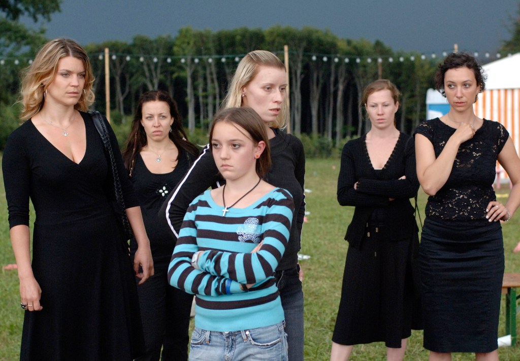 Carmen (Kathrin Resetarits), Nina (Nina Proll), Nicole (Gabriela Hegedüs), her daughter Daphne (Ina Strnad), Brigitte (Birgit Minichmayr) and Alex (Ursula Strauss) standing in front of a party tent.