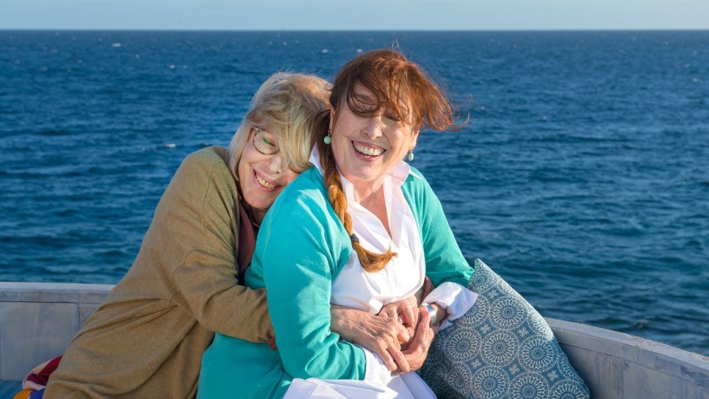 Celia (Rosa Maria Sardà) hugging Sofia (Verónica Forqué).