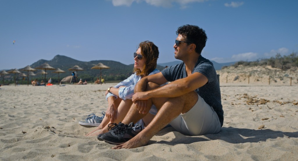 Alice (Lavinia Wilson) and Niklas (Elyas M'Barek) sitting on the beach. 