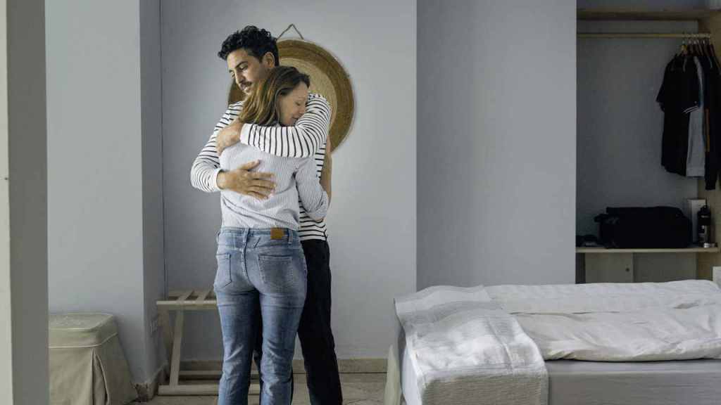 Niklas (Elyas M'Barek) embracing Alice (Lavinia Wilson).