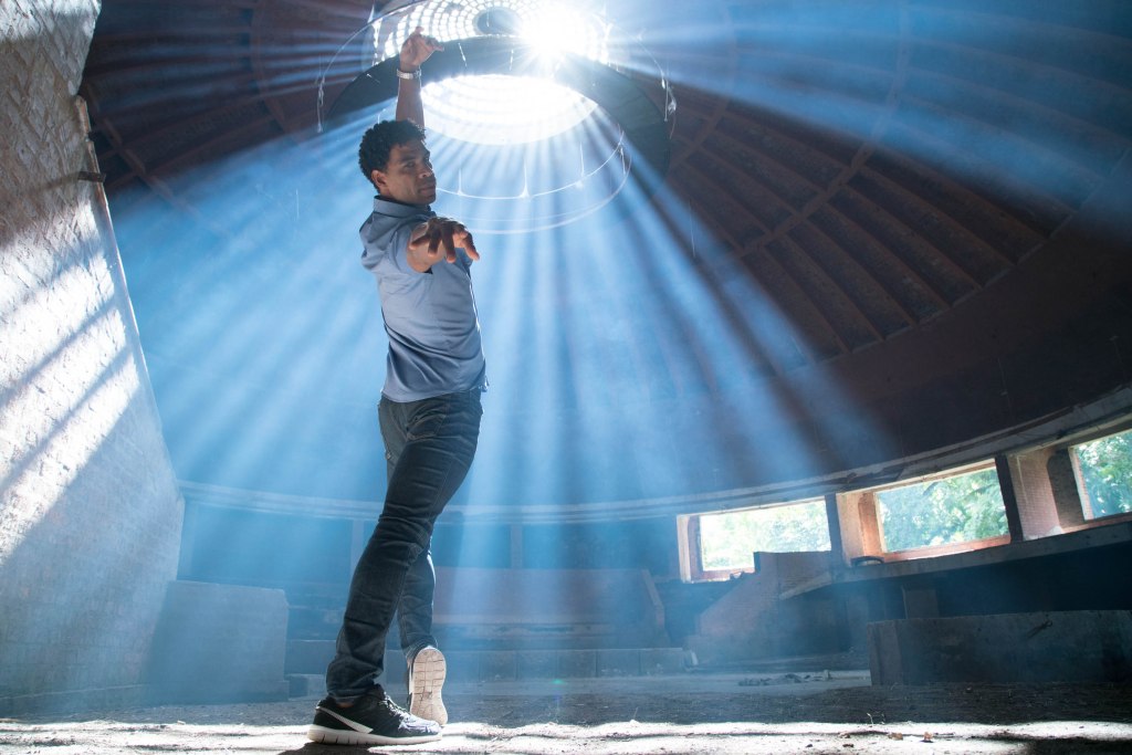 Adult Carlos (Carlos Acosta) dancing in a theater.