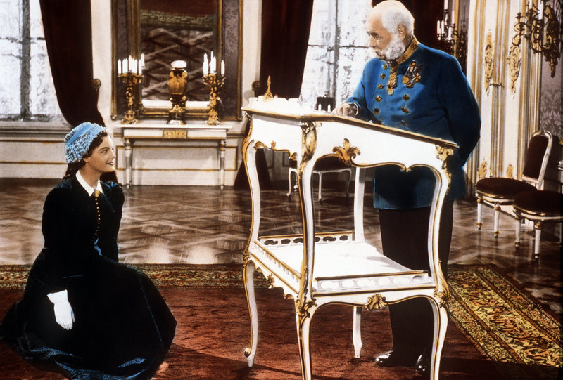 Stanzi (Romy Schneider) at an audience with Kaiser Franz Joseph (Paul Hörbiger).