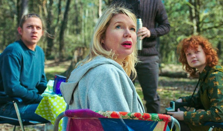 Doris (Tjitske Reidinga) camping with her children and Tim (Guy Clemens)
