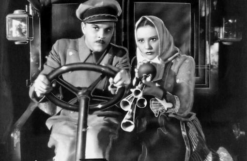 Hans (Hans Holt) drving Katharina (Franciska Gaal) in a car. 