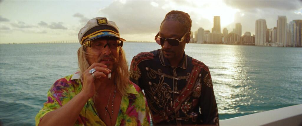 Moondog (Matthew McConaughey) on a boat with Lingerie (Snoop Dogg).