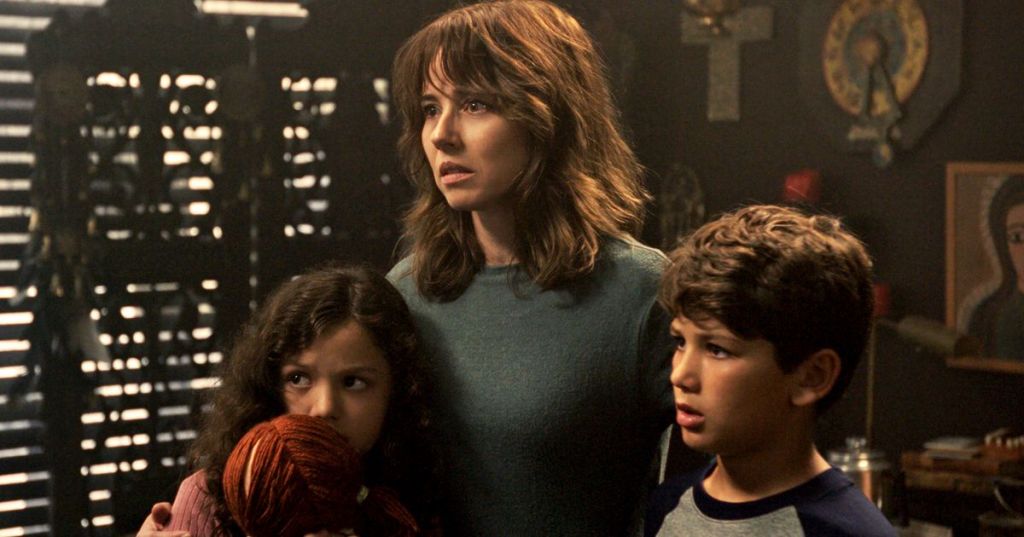 Anna (Linda Cardellini) clutching Chris (Roman Christou) and Samantha (Jaynee-Lynne Kinchen).