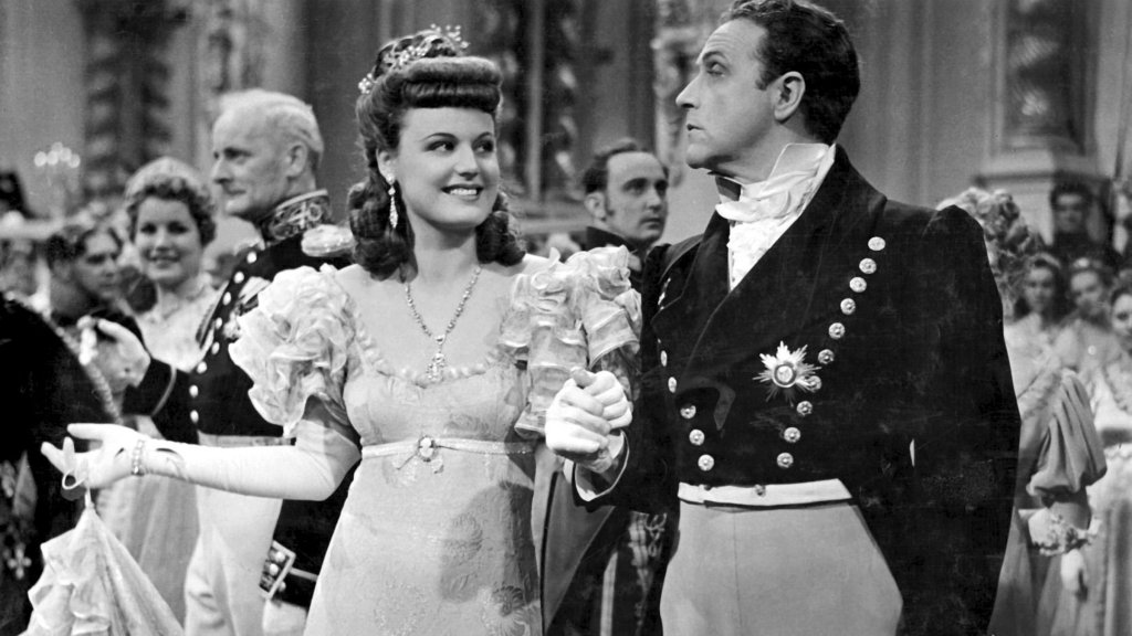 Melanie (Maria Holst) and Graf Wolkersheim (Willy Fritsch) at a ball.