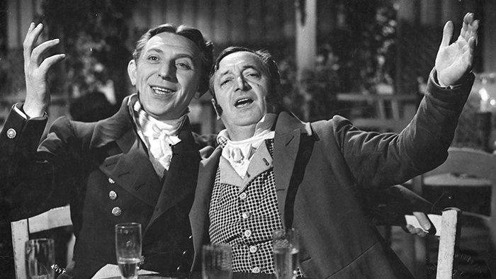 Jean (Theo Lingen) and Knöpfel (Hans Moser) singing in a pub.