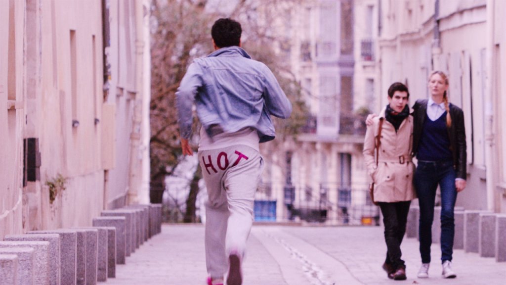 Damien (Vincent Elbaz) out running in sweatpants with the word "HOT" on the ass. 