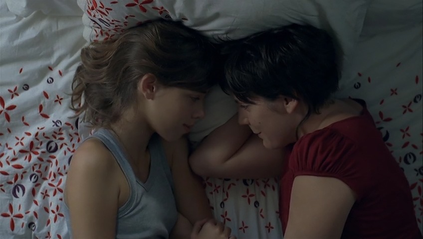 Marie (Pauline Acquart) and Anne (Louise Blachère) sharing secrets.