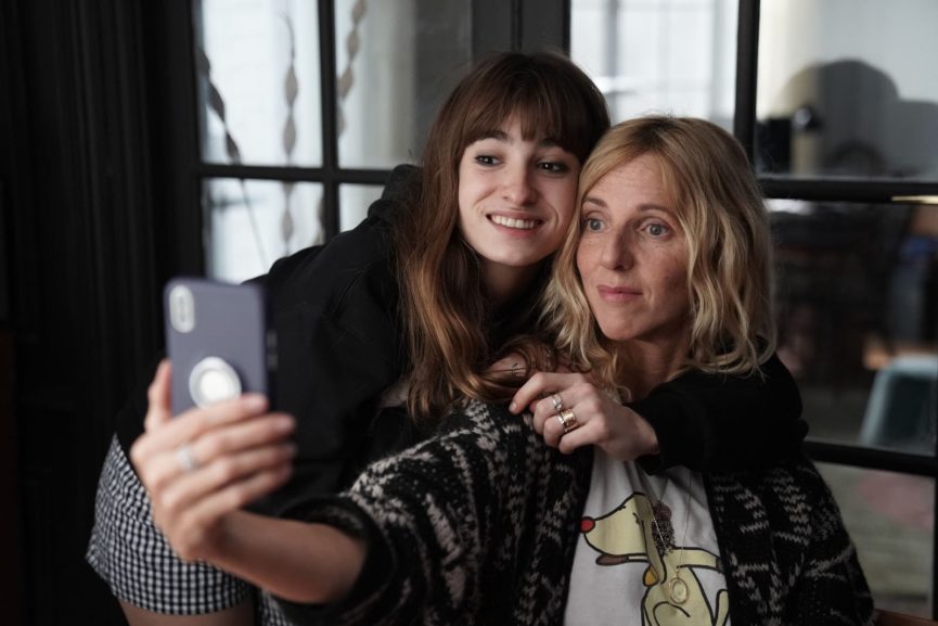 Héloïse (Sandrine Kiberlain) taking a selfie with her daughter Jade (Thaïs Alessandrin).