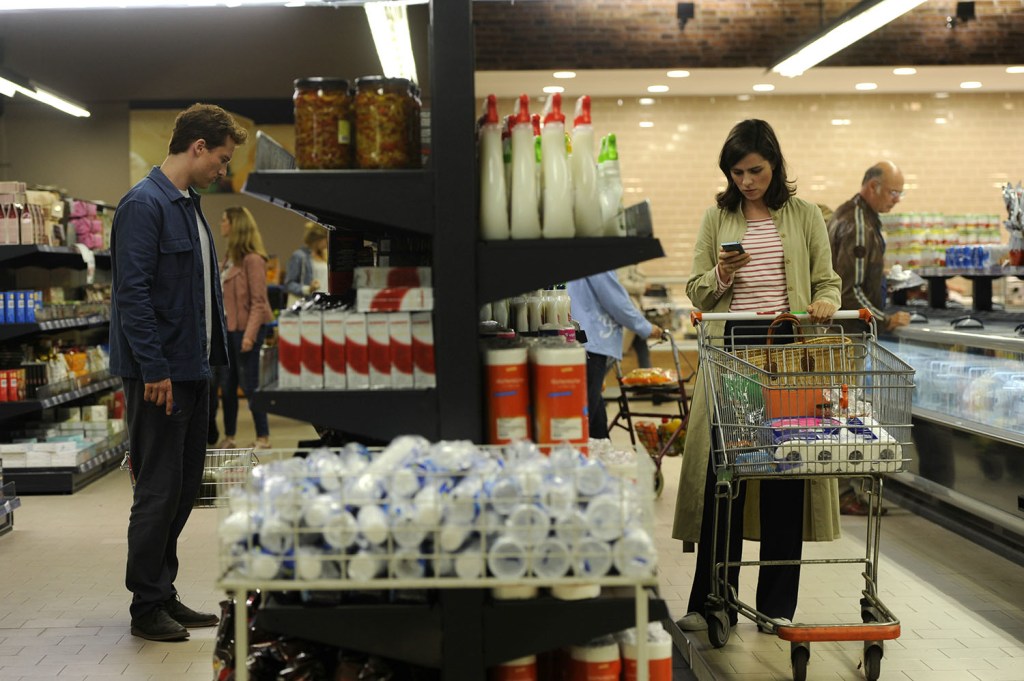 Leo (Alexander Fehling) and Emmi (Nora Tschirner) unknowingly in the same supermarket, separated only by a shelf.
