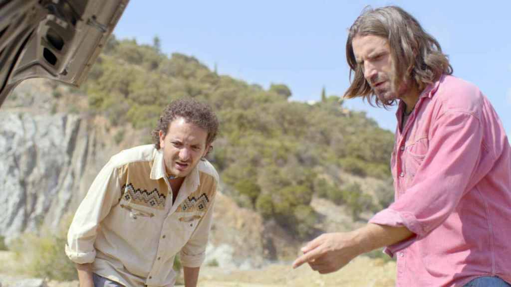 Manu (Grégoire Ludig) and Jean-Gab (David Marsais) staring into the trunk of the car.