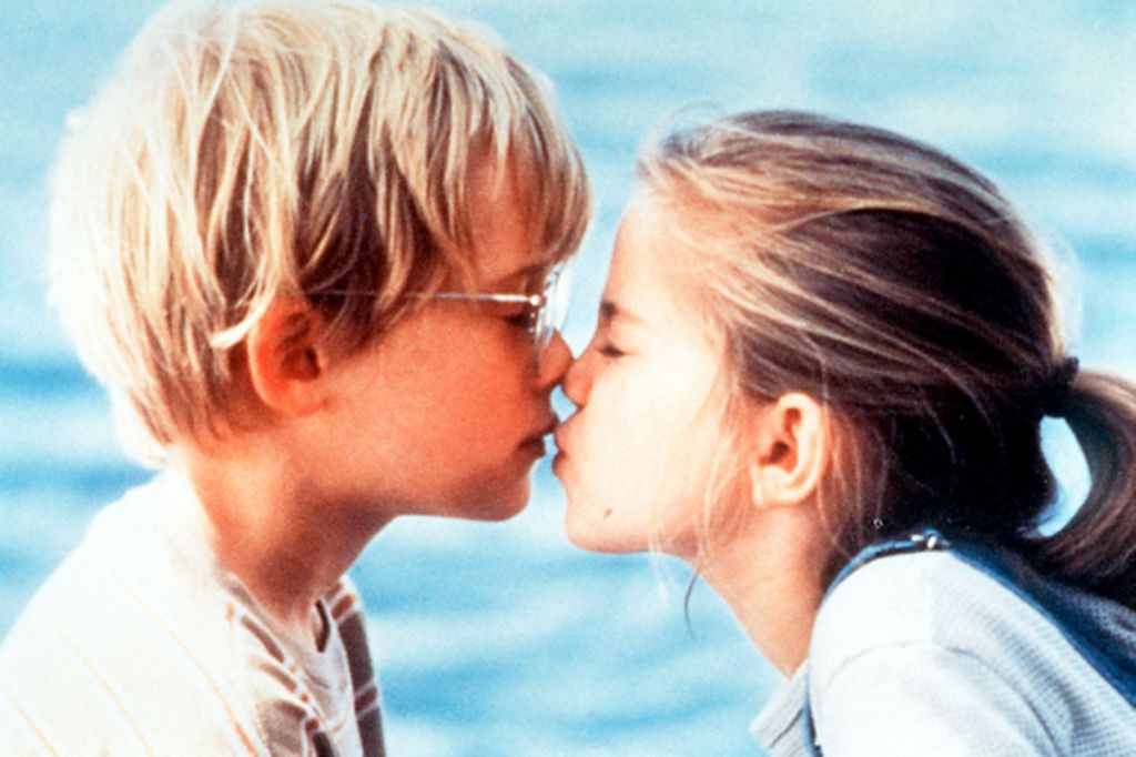 Vada (Anna Chlumsky) and Thomas J (Macaulay Culkin) sharing a very innocent kiss.
