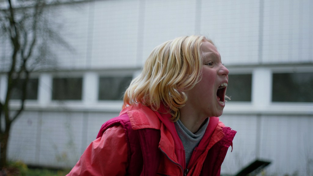 Benni (Helena Zengel) screming her heart out.